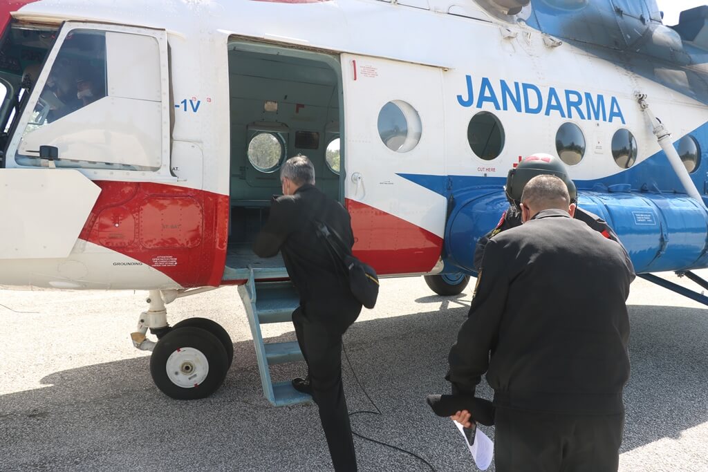 Jandarma Denizli'de havadan helikopterle trafik denetimi yaptı