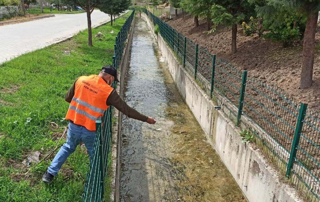 Kütahya'nın Gediz ilçesinde larva öncesi haşere ve sineklere karşı ilaçlama yapıldı