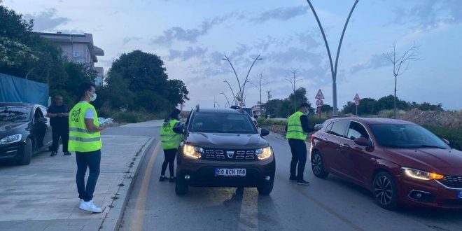 Muğla'nın Datça ilçesinde iftara yetişemeyenlere AK Partili gençler kumanya dağıttı