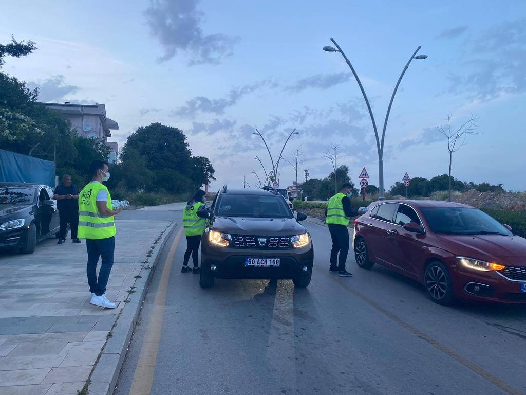 Muğla'nın Datça ilçesinde iftara yetişemeyenlere AK Partili gençler kumanya dağıttı