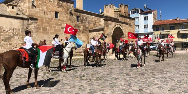 Afyonkarahisar'da atlı sporcular, İsrail'in Filistinlilere yönelik saldırılarını protesto etti