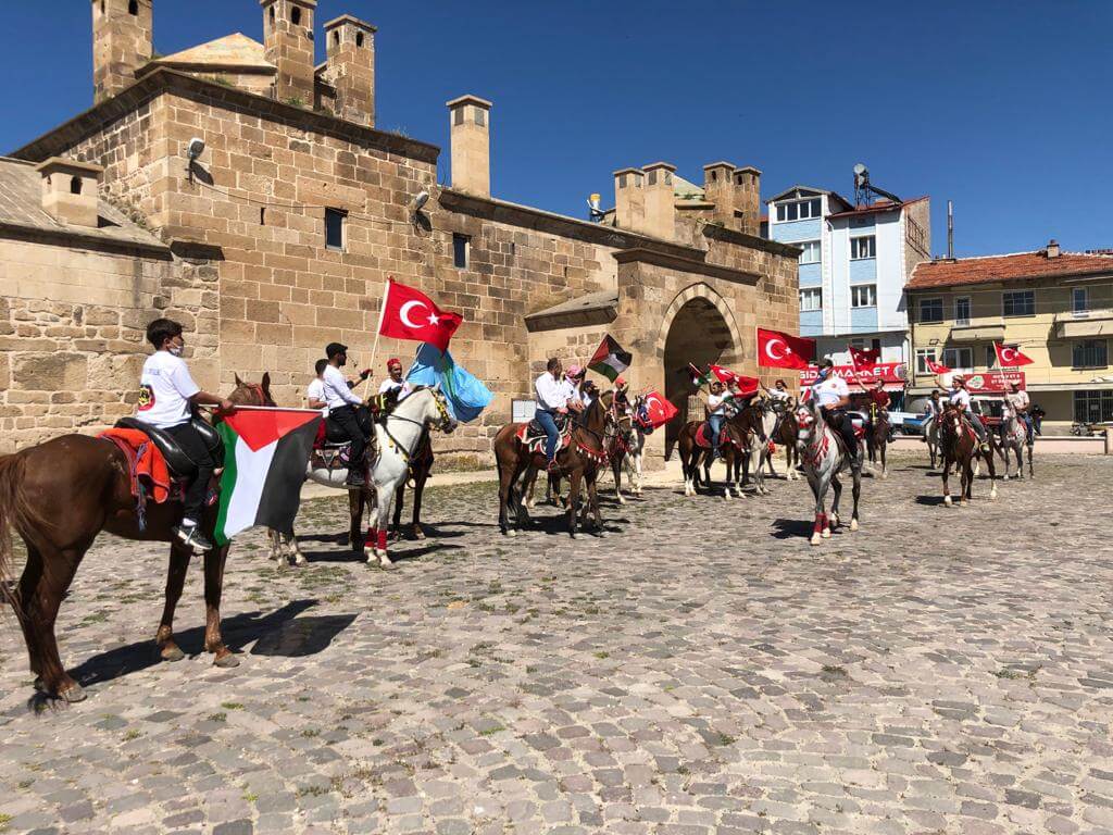 Afyonkarahisar'da atlı sporcular, İsrail'in Filistinlilere yönelik saldırılarını protesto etti