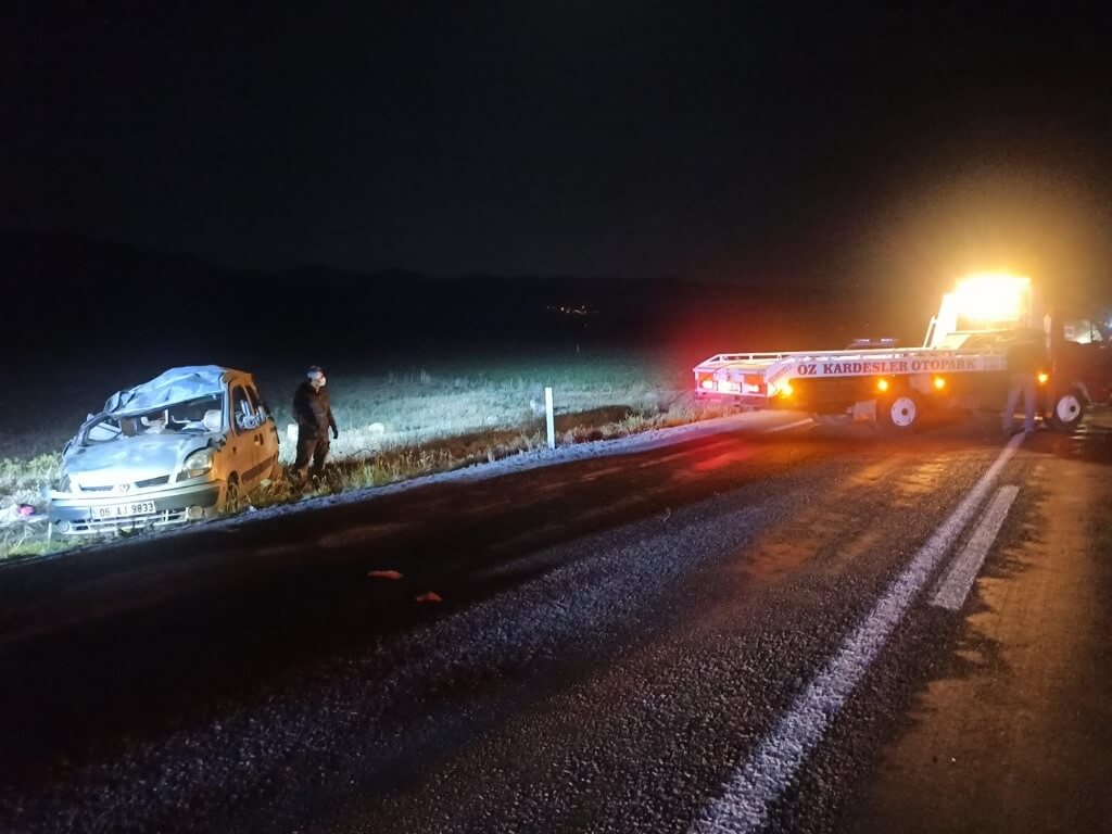 Afyonkarahisar'da hafif ticari araç şarampole devrildi: 1 ölü, 5 yaralı