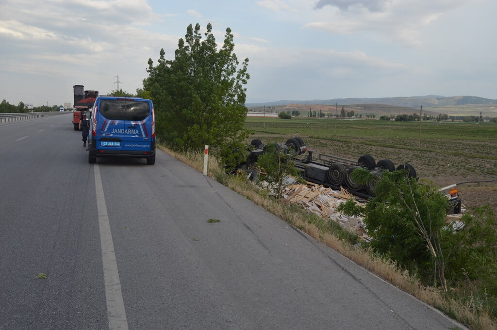 Afyonkarahisar'da mermer yüklü tır devrildi: 1 ölü, 1 yaralı