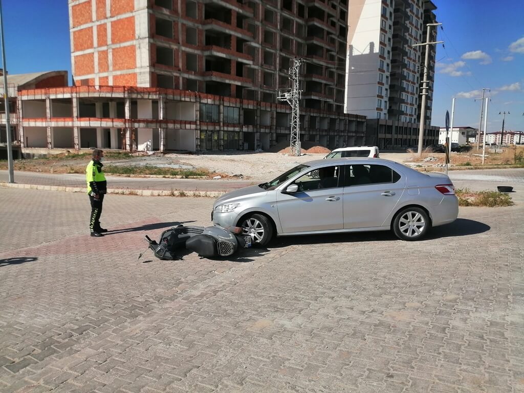 Afyonkarahisar'da otomobil ile çarpışan motosikletin sürücüsü yaralandı