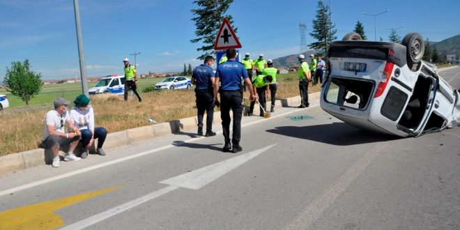 Afyonkarahisar'da takla atan hafif ticari araçtaki 4 kişi yaralandı