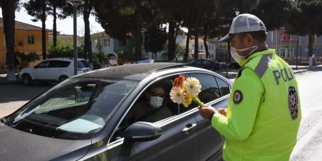 Aydın Germencik ilçesinde çiçekli trafik denetimi