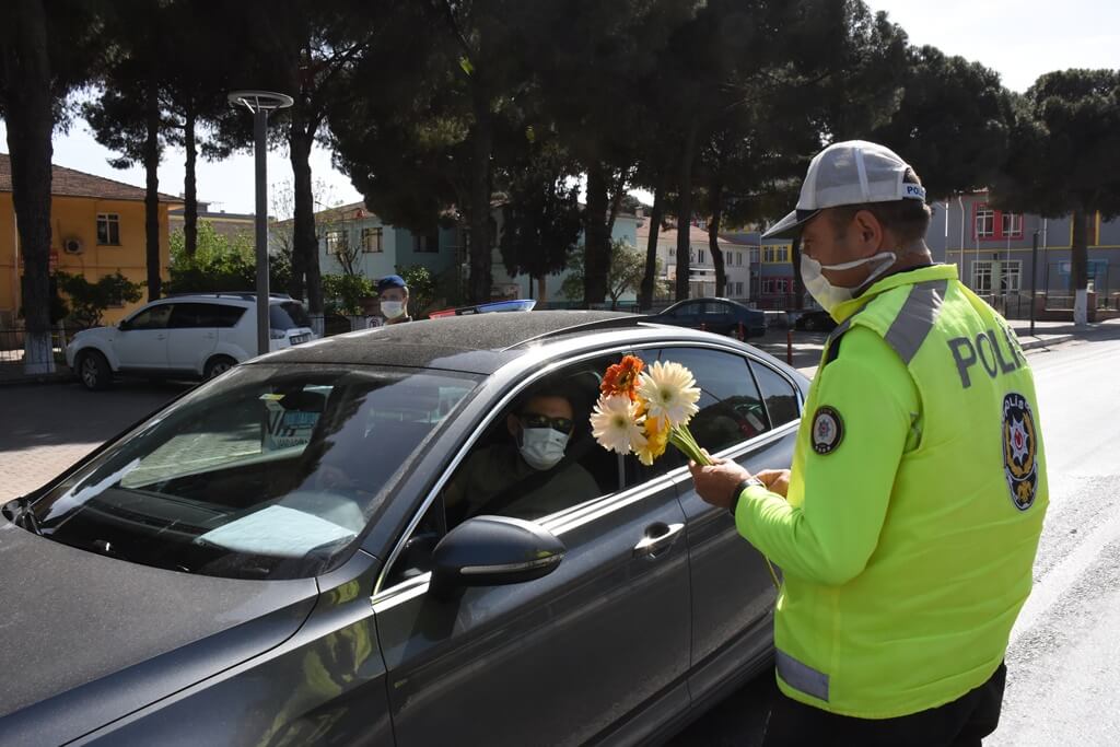 Aydın Germencik ilçesinde çiçekli trafik denetimi