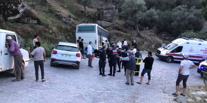 Aydın'da işçileri taşıyan midibüs kayalıklara çarpması sonucu kaza yaptı: 14 yaralı