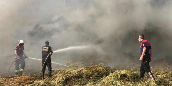 Aydın'da Kuyucak ilçesinde çiftlikte çıkan yangında yaklaşık 200 ton saman zarar gördü