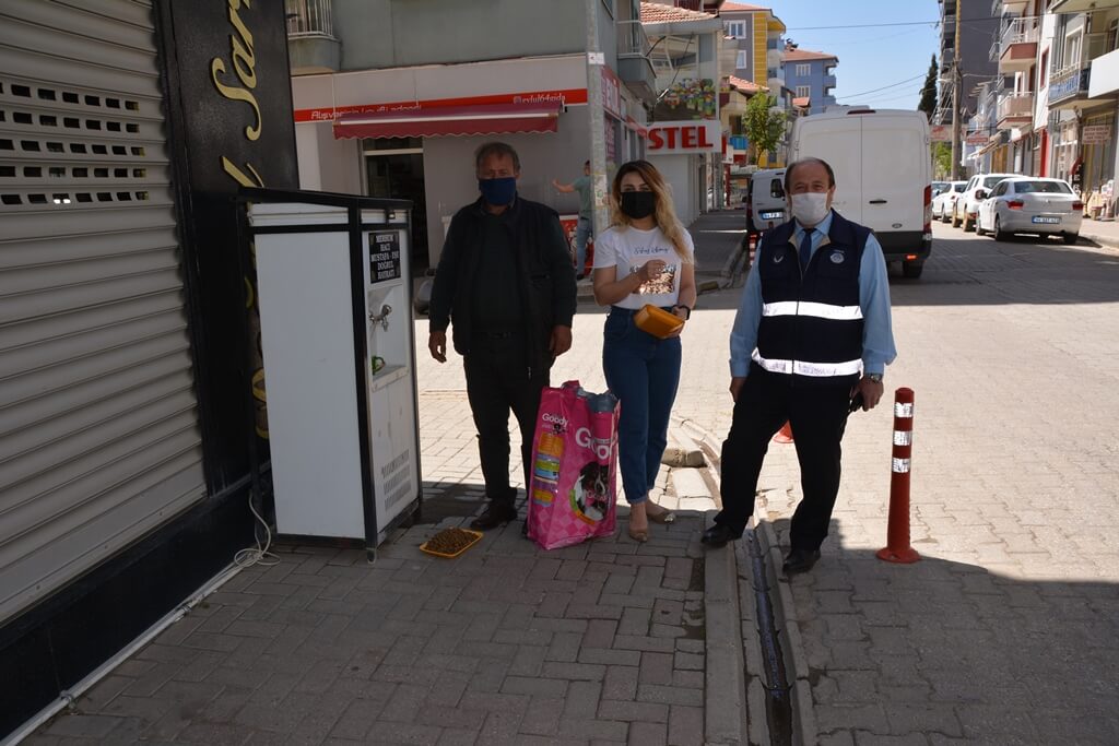 Banaz'da belediye ekipleri sokak hayvanlarını unutmuyor