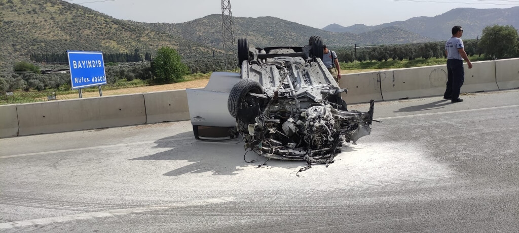 Bayındır'da trafik kazasında otomobil beton bariyere çarptı: 1 yaralı