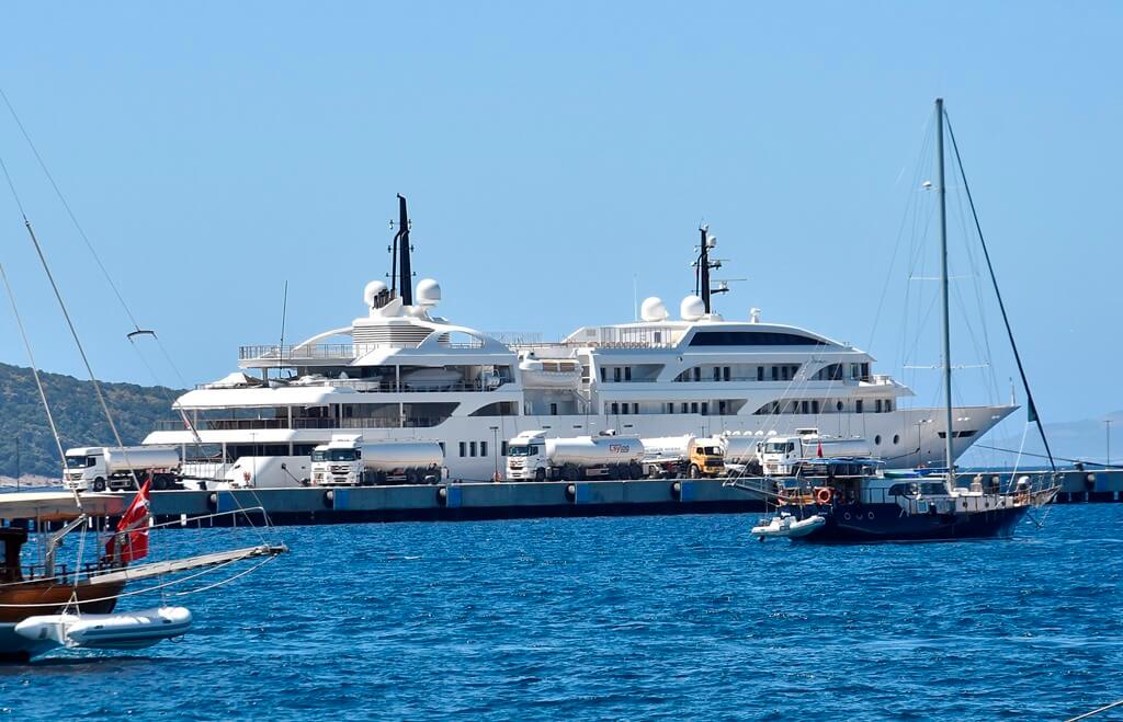 Bodrum'a gelen "Dream" isimli lüks yat yakıt ikmali için limana yanaştırıldı