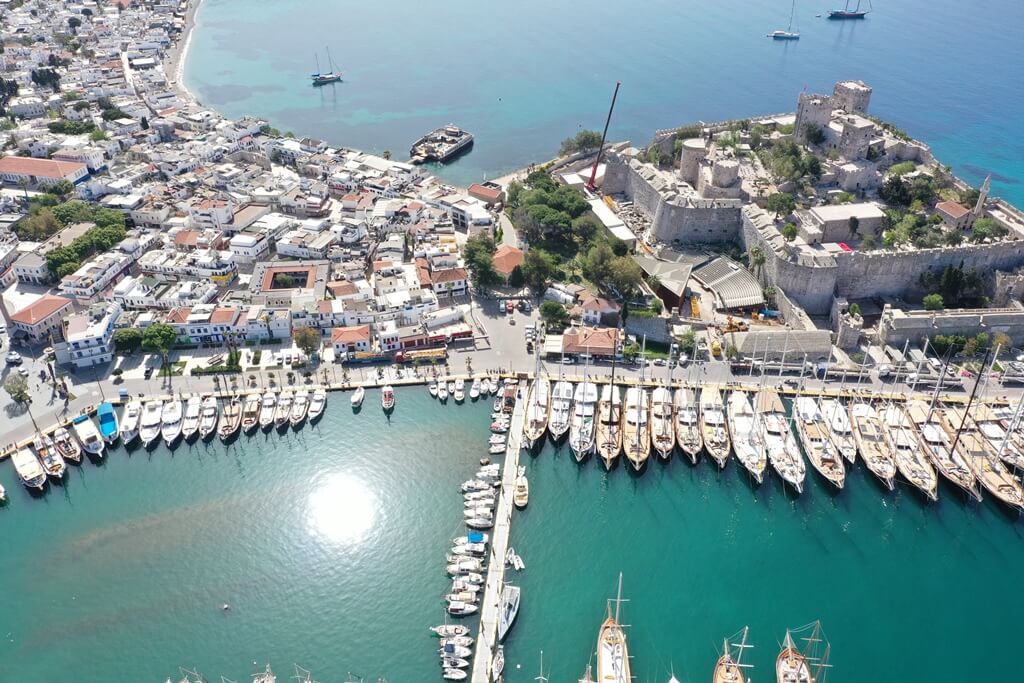 Bodrum'a "mavi tur" için gelen turistler denize "güvenli" açılacak