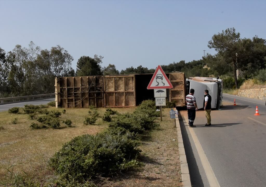 Bodrum'da devrilen tırın sürücüsü yaralandı