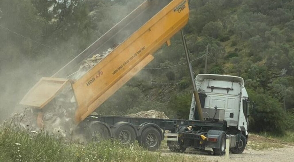 Bodrum'da kaçak moloz döken firma suçüstü yakalandı