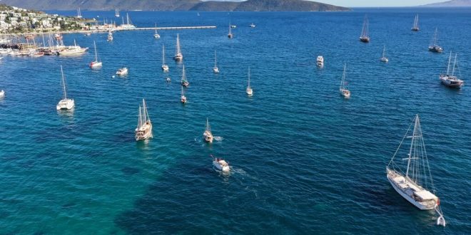 Bodrum'da teknelerin bayraklı seyri ilgi gördü