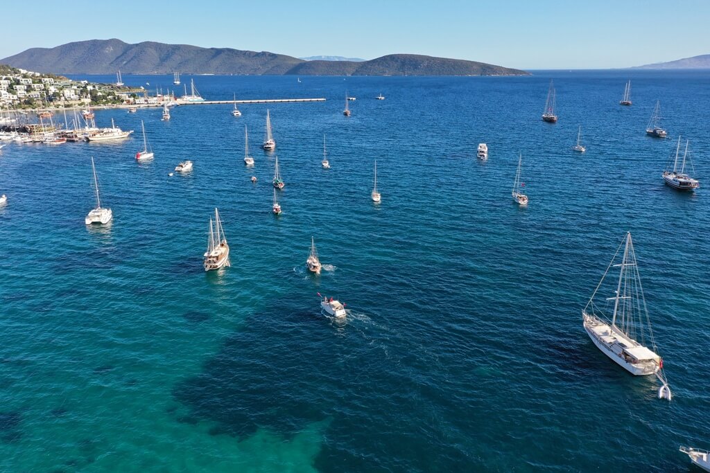 Bodrum'da teknelerin bayraklı seyri ilgi gördü