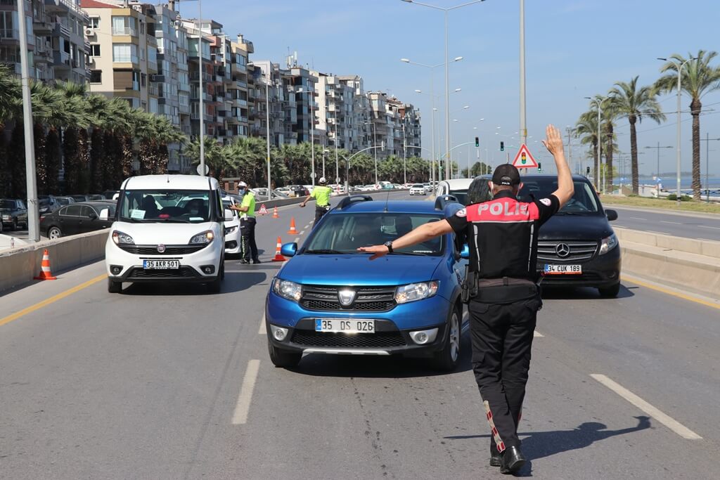 "Denetim, aşılama ve filyasyon" İzmir'deki Kovid-19 vakalarının azalmasında etkili oldu