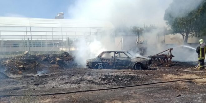 Denizli'de arsada çıkan ot yangınında bir otomobil kullanılamaz hale geldi