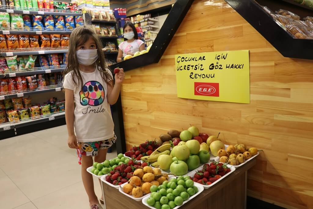 Denizli'de bir markette çocuklar için "göz hakkı reyonu" oluşturuldu