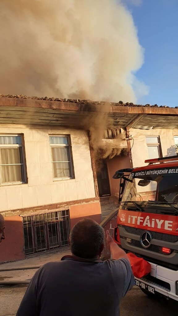 Denizli'de biri koruma altındaki 3 ahşap ev yandı