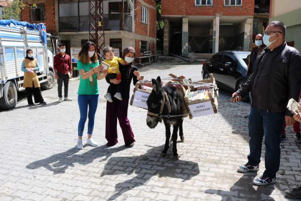 Denizli'de "eşekli kütüphane", çocukları kitapla buluşturuyor. İzmir haberi, izmir haberleri, izmir