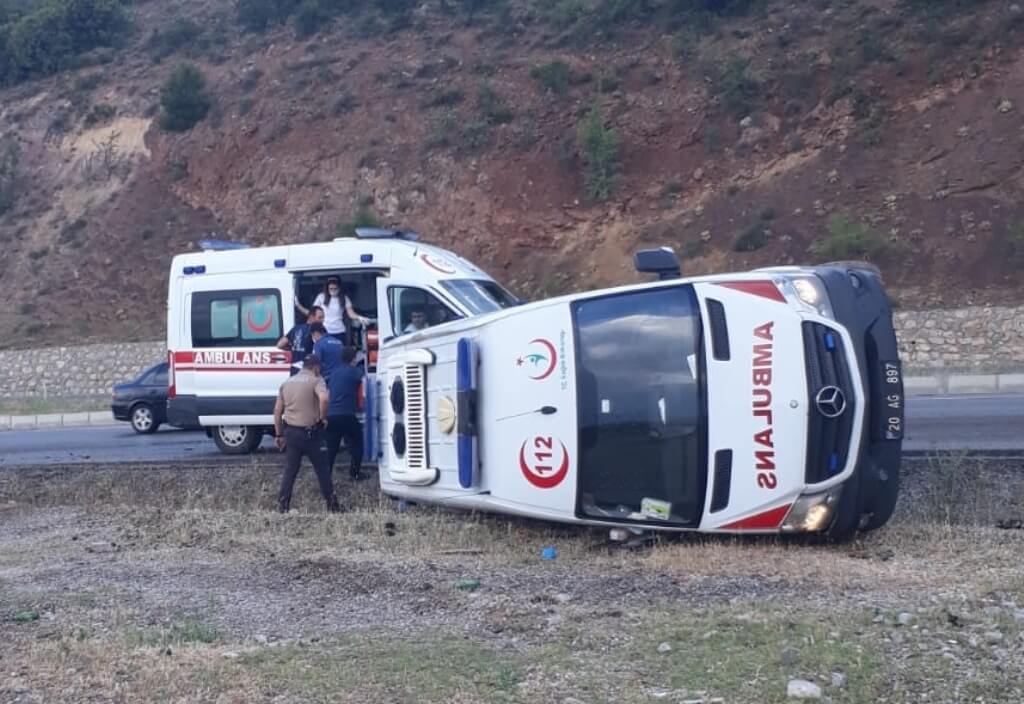 Denizli'de hasta taşıyan ambulans devrildi: 4 yaralı