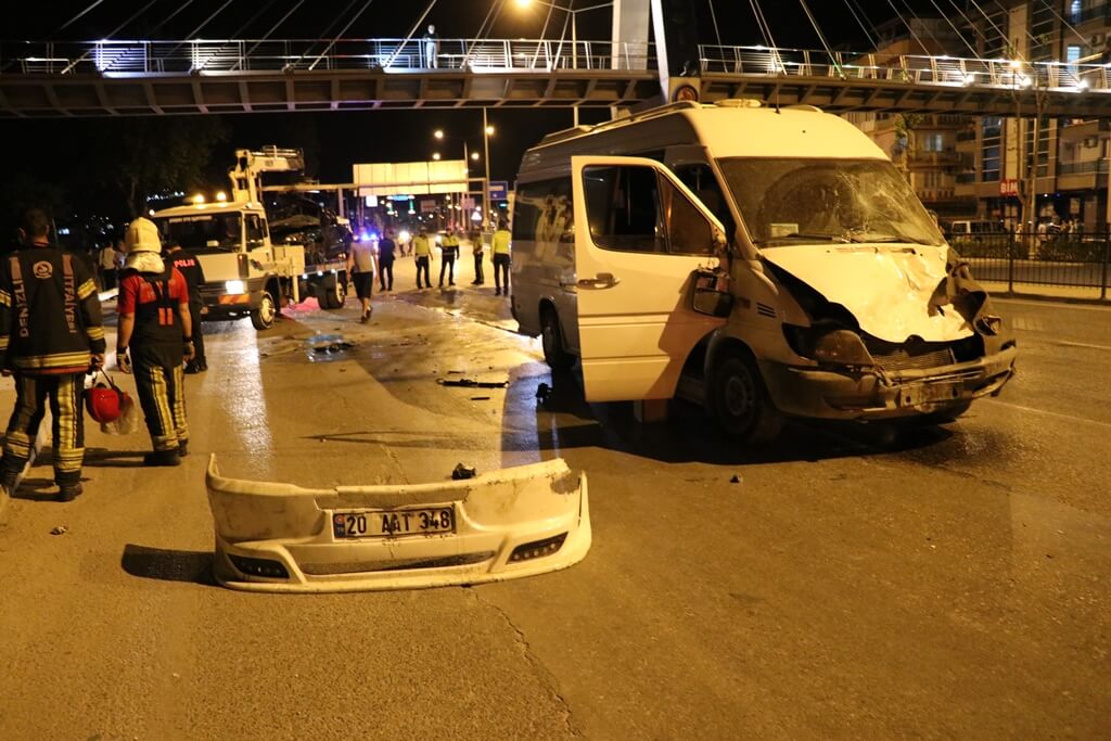 Denizli'de karşı şeride geçen otomobilin minibüsle çarpışması sonucu 2 kişi yaralandı