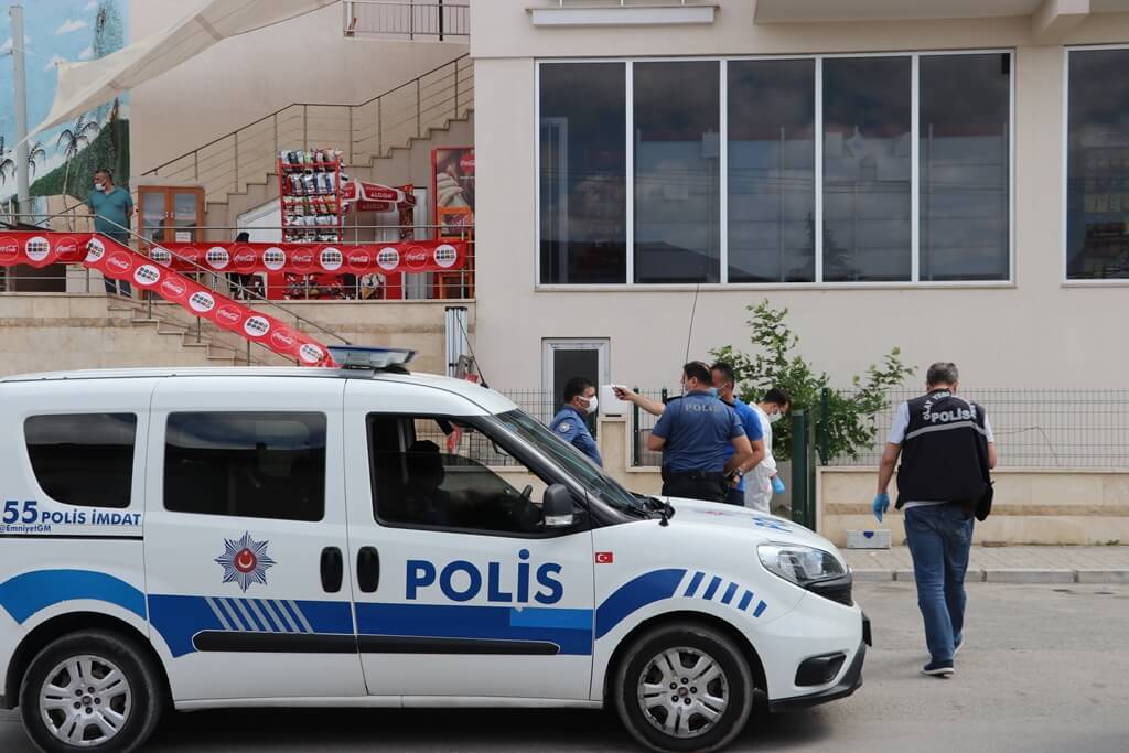 Denizli'de otomobilden site bahçesinde oturan kişiye ateş açtığı iddia edilen zanlı yakalandı