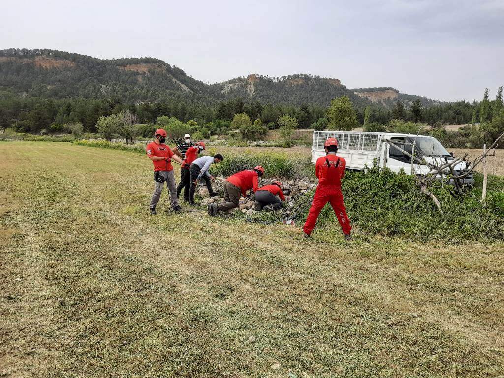 Denizli'de su kuyusuna düşen iki çakal kurtarıldı.