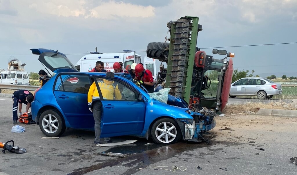 Denizli'de traktöre bağlı tarım aletine çarpan otomobildeki 4 kişi yaralandı