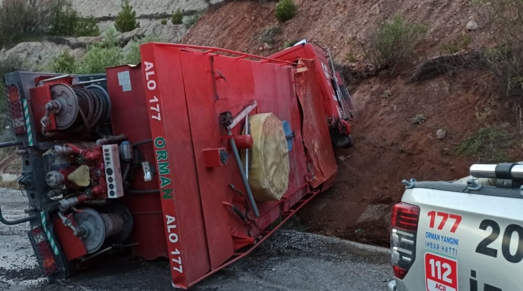 Denizli'de yangına giden arazöz devrildi: 2 yaralı