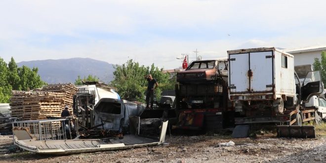 Denizli'de yediemin otoparkında çıkan yangında 9 araç zarar gördü