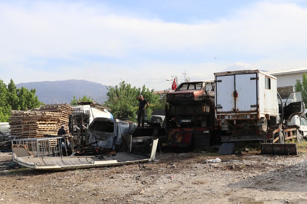 Denizli'de yediemin otoparkında çıkan yangında 9 araç zarar gördü