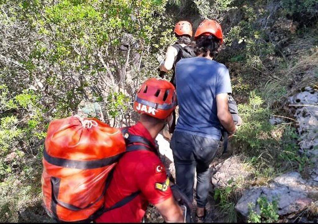 Fethiye'de kayalıklarda mahsur kalan 2 kişi kurtarıldı