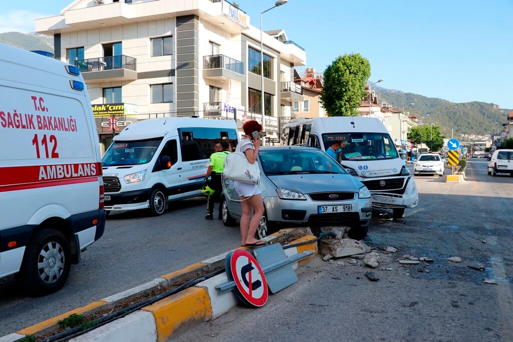 Fethiye'de otomobil ile minibüs çarpıştı bilanço 7 yaralı