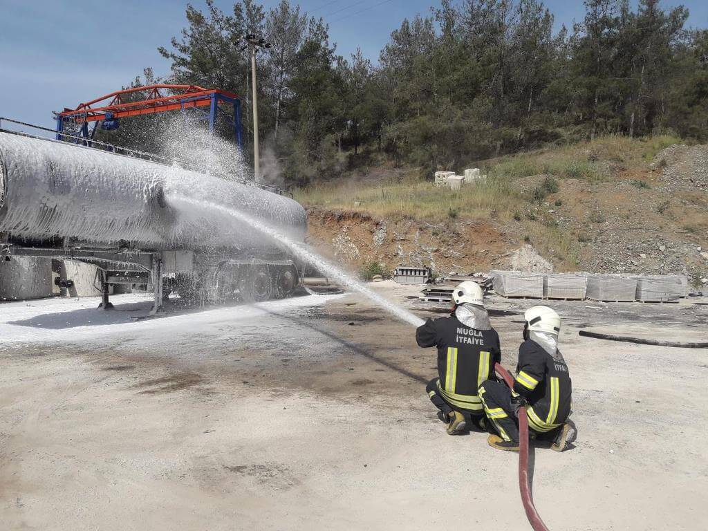 Fethiye'de zift tankında çıkan yangın söndürüldü.