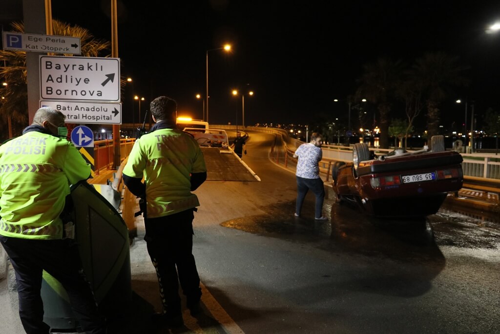 İzmir Bayraklı ilçesinde kontrolden çıkan otomobil takla attı 1 yaralı