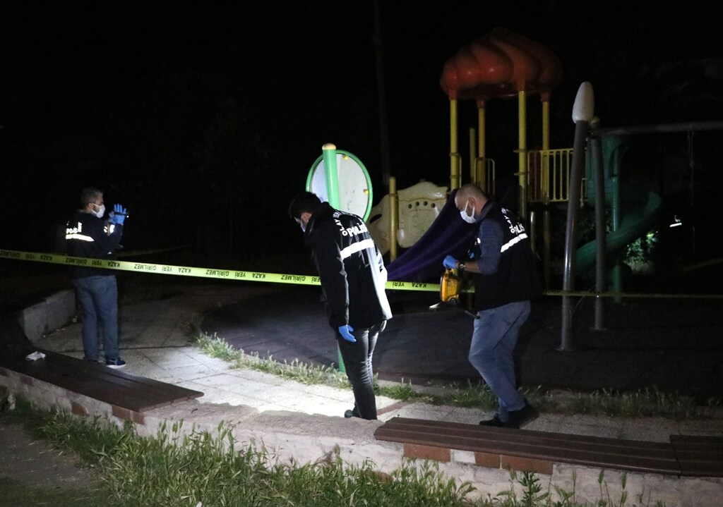 İzmir Buca ilçesinde parkta arkadaşı tarafından bıçakla ağır yaralanan kişi hastanede öldü