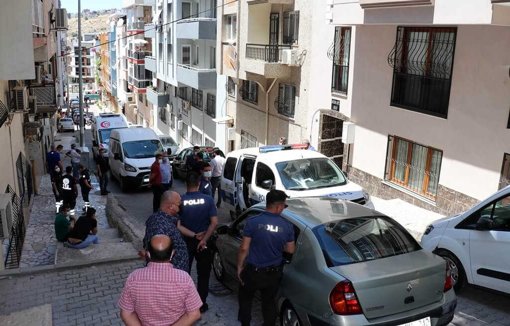 İzmir Buca'da kızını boğarak öldürdüğünü söyleyen anne polise teslim oldu