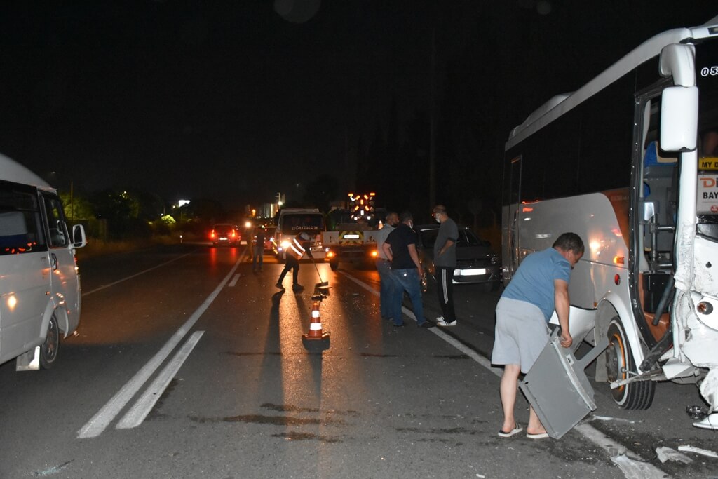 İzmir Kemalpaşa'da trafik kazasında aynı aileden 4 kişi yaralandı