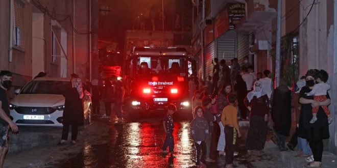 İzmir Konak ilçesinde fırında çıkan yandın 2 binaya sıçmasıyla hasara neden oldu