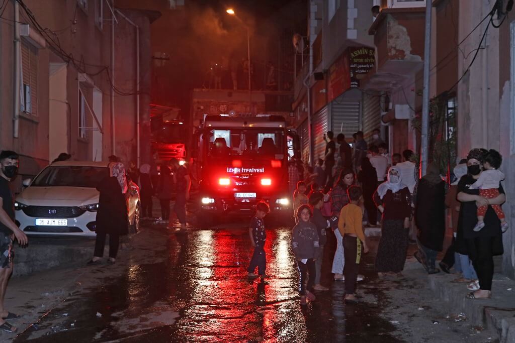 İzmir Konak ilçesinde fırında çıkan yandın 2 binaya sıçmasıyla hasara neden oldu