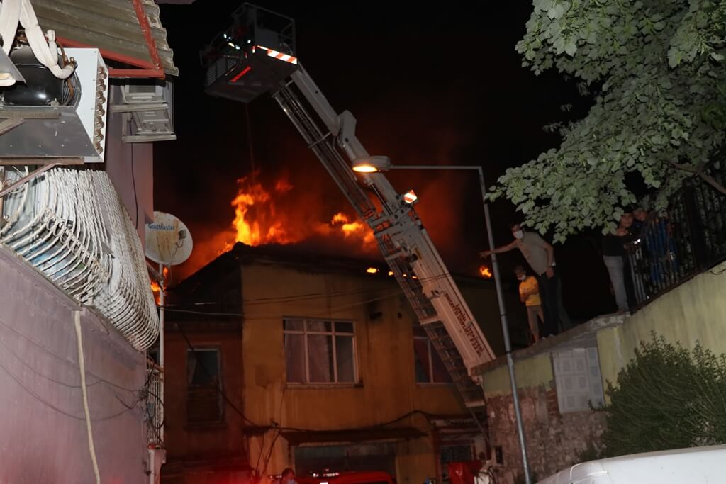 İzmir Konak ilçesinde fırında çıkan yandın 2 binaya sıçradı