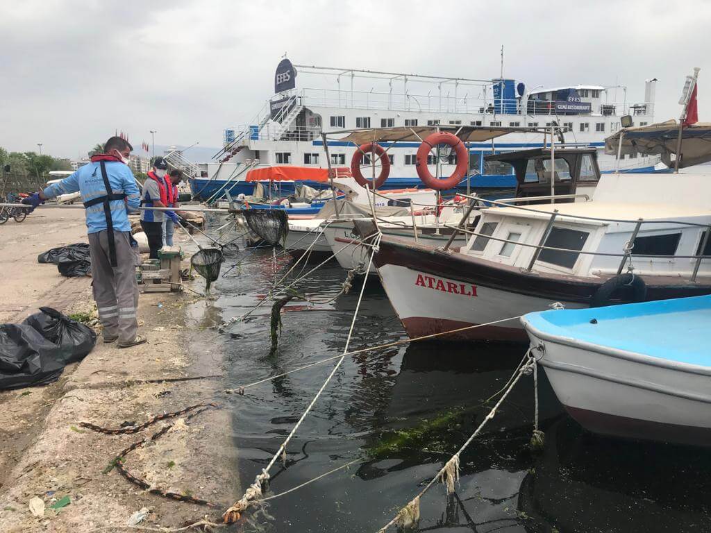 İzmir Körfezinde oluşan ve görüntü kirliliği oluşturan deniz marulları temizlendi