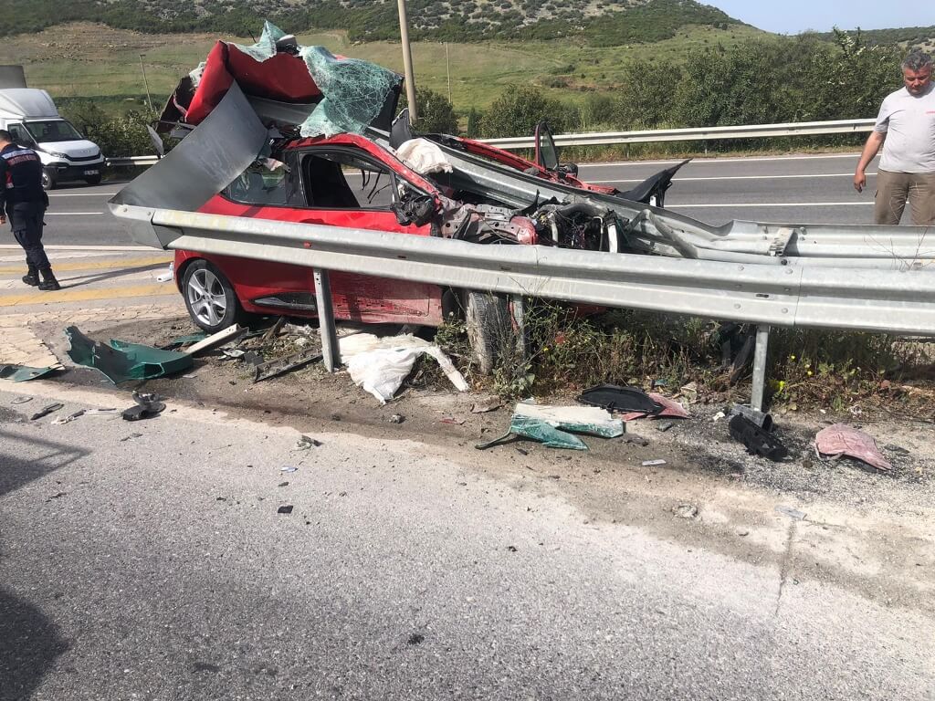 İzmir Torbalı'da trafik kazası otomobil refüje çarptı: 1 ölü, 1 yaralı