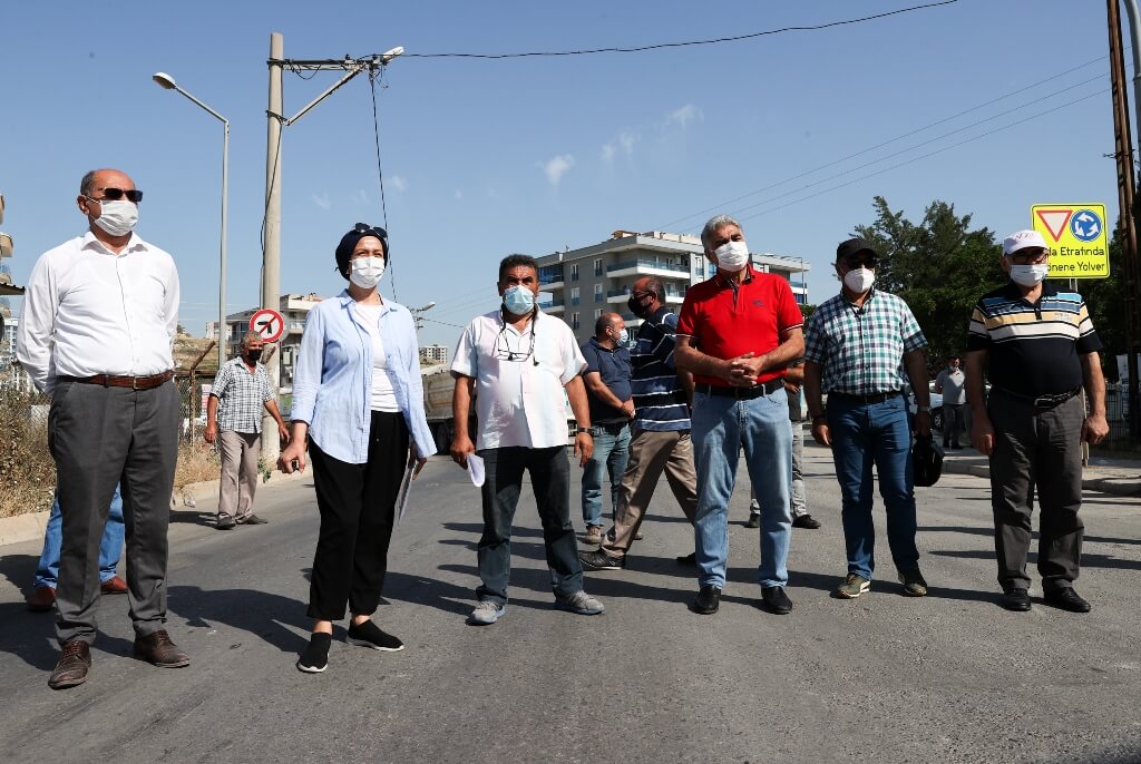 İzmir'de atık depolama tesisinin kapanmasını isteyen bir grup, yol kapatma eylemi yaptı