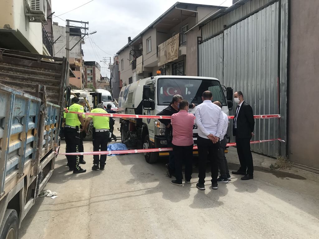 İzmir'de çöp kamyonunun çarptığı 83 yaşındaki kişi hayatını kaybetti