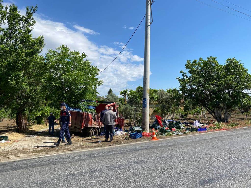 İzmir'de elektrik direğine çarpan kamyondaki 2 kişi yaralandı